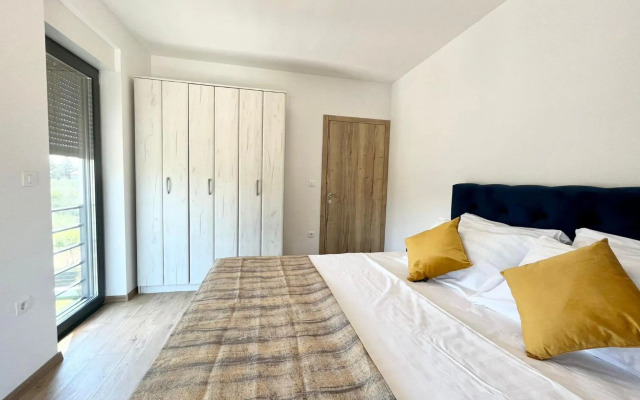 J&N Hill's Residence with swimming pool