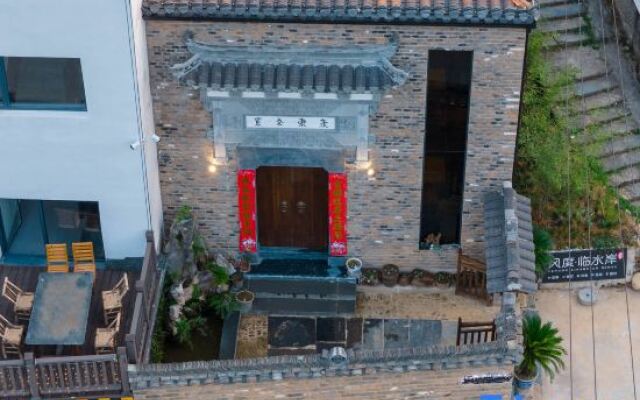 Wuyuan style waterfront homestay