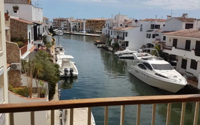 Magnífico apartamento junto al canal principal.