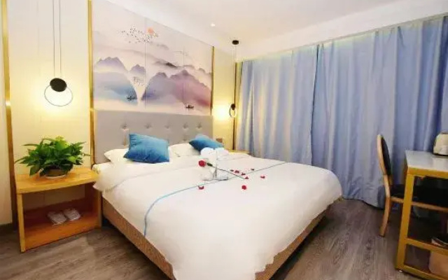 Longchen Holiday Hotel (Shanghai Loushanguan Road Metro Station)