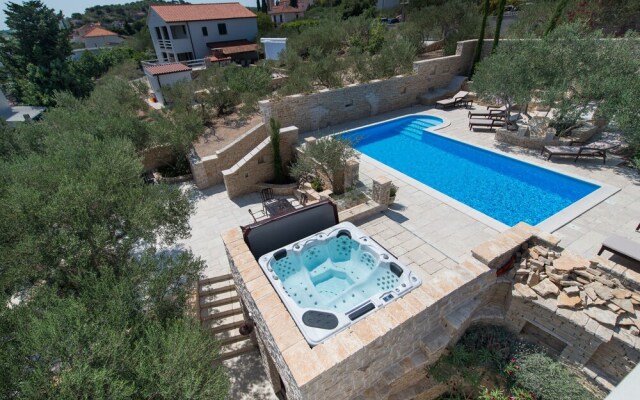 Villa Mediterranean Garden