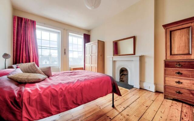 Heart of the City: St Andrew Square 2bed/2bath Apt