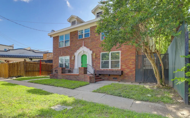 Pet-friendly Houston Apartment: Walk to Midtown!