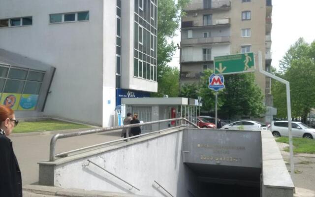 BEZARHOUSE near metro