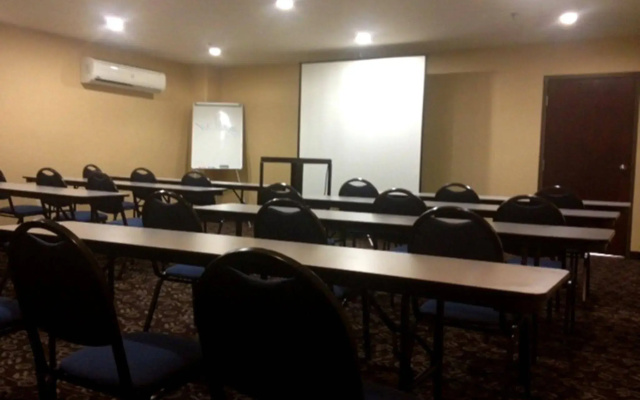 Holiday Inn Express & Suites Woodland Hills by IHG