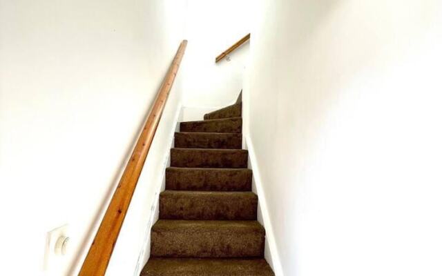 Lovely 2-bed Tree-hole in Northolt Southharrow