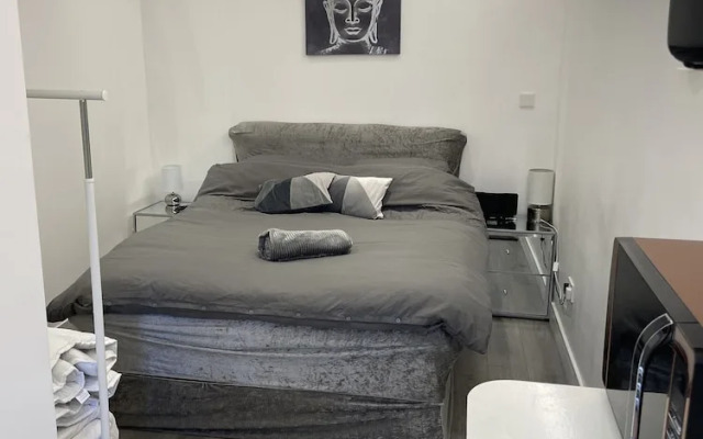 Beautiful 1-bed Studio in Uxbridge, London