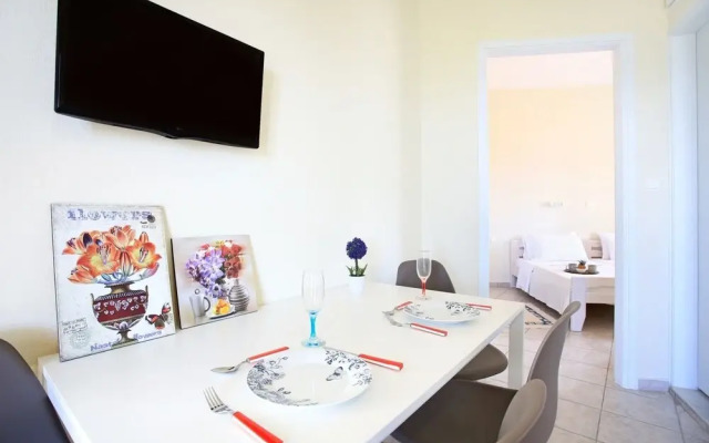 Konstantia Apartment- relax in beachfront