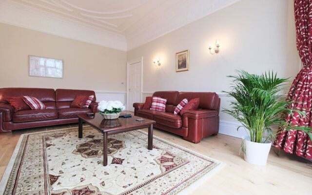 Amazing 3-bedroom Garden Flat for 6 in Ealing