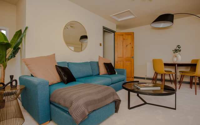 The Crescent Moon - Elegant 1BDR Flat