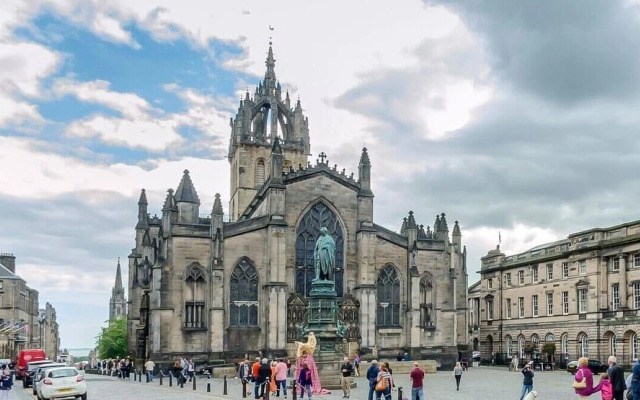 JOIVY Royal Mile Tower Apartment