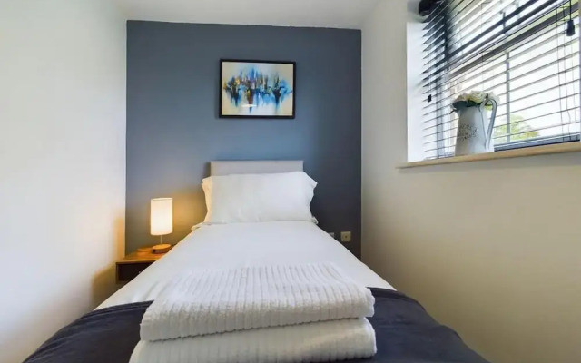 Riverfront Staffordshire Retreat