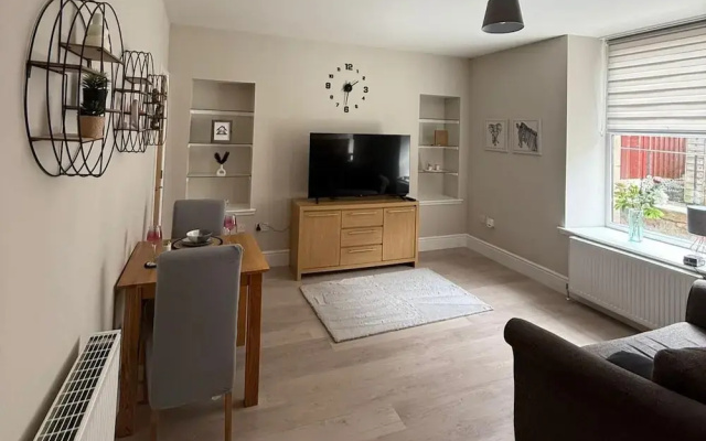1 Bed Flat - Sleeps 2 - Parking - Wifi