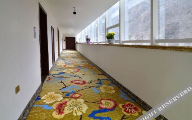 Yajiang Kangba Hanzi Hotel