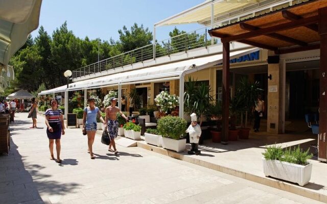 Zlatni Rat Beach Hotel