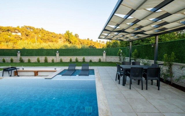 Marvelous Villa With Pool and Jacuzzi in Fethiye