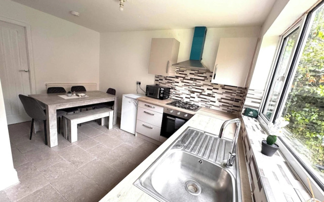 City Centre-4 Br-sleeps 7-garden-free Parking