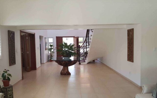 Villa in Metro Country Club