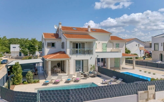 Villa Aria With Pool and Whirlpool