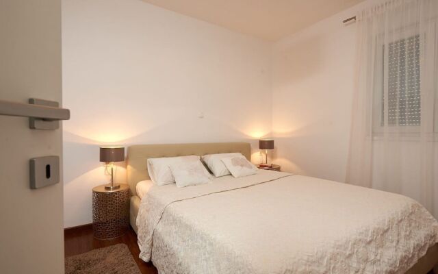 Enticing Holiday Home in Trogir Near Seabeach
