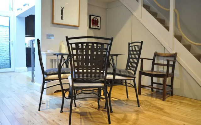 Stunning 2 Bedroom 2 Storey House in Battersea