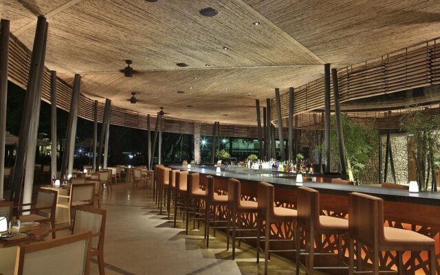 El Mangroove Papagayo, Autograph Collection