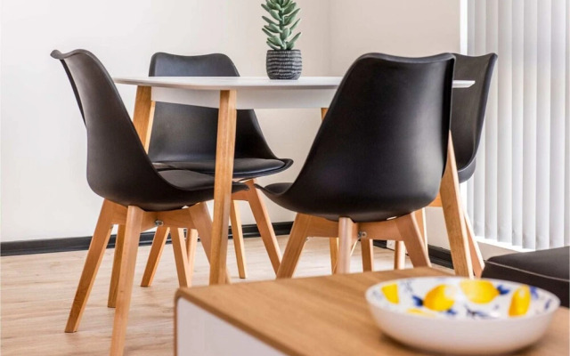 Modern 1 Bedroom Apartment Near the River and the City