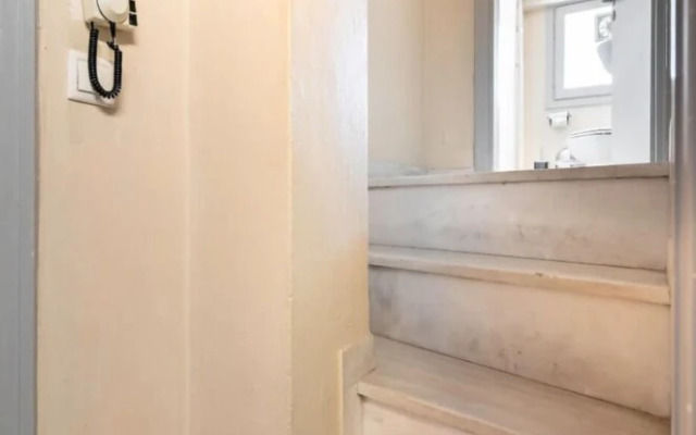 Neoclassical Athenian 2-bed Apt Balcony