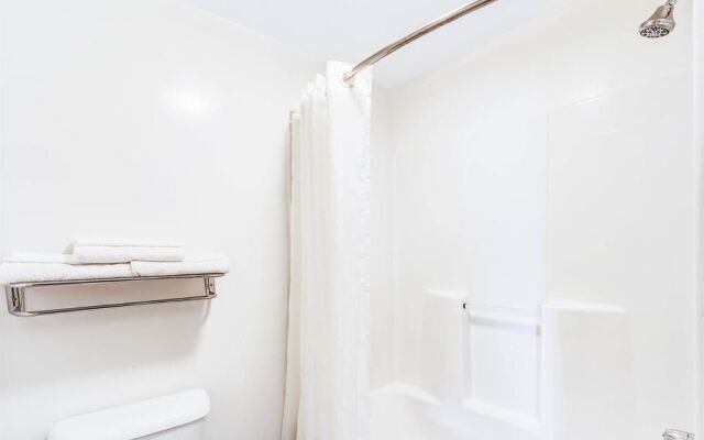 Super 8 by Wyndham McHenry/Fox Lake Area