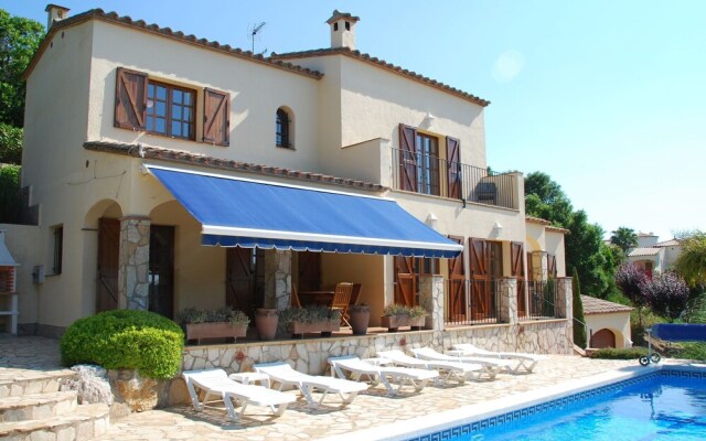 Deluxe Villa in Calonge With Private Pool