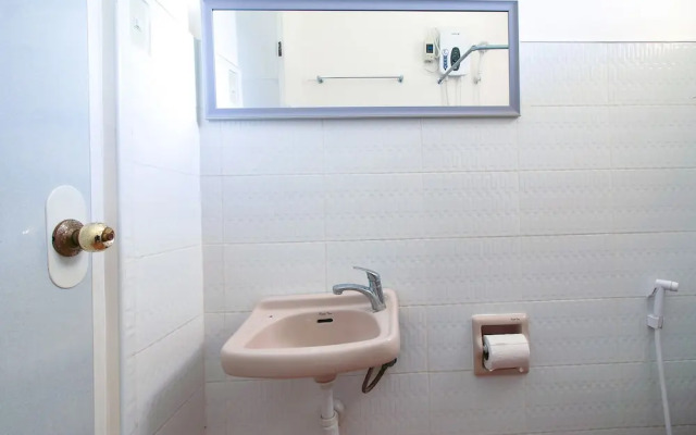 J5 Guest House & Restobar by OYO Rooms