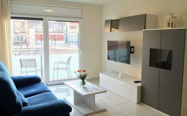 Quaint Apartment in Roses near Nova Sand Beach