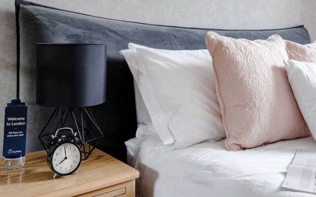 Rosy and Cosy West London Apartment