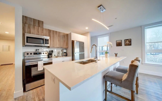 Stylish Modern Condo w Parking Location Coffee