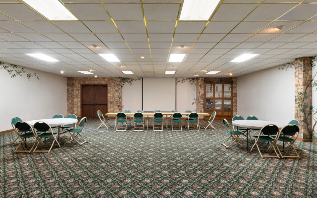 Travelodge by Wyndham Lemoore Near Naval Air Station