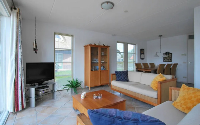 Thatched Villa by Ijsselmeer