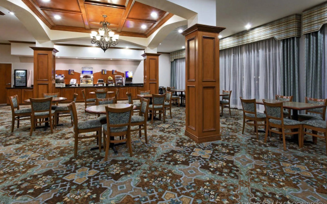 Holiday Inn Express & Suites Mansfield by IHG