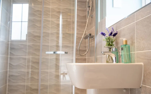 6 Bedroom New Build Detached House in Bicester