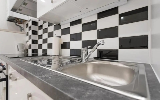 Bright Red Heart Apartment in Leopoldstadt