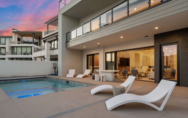 Modern Lagoon 7 Bedroom Home