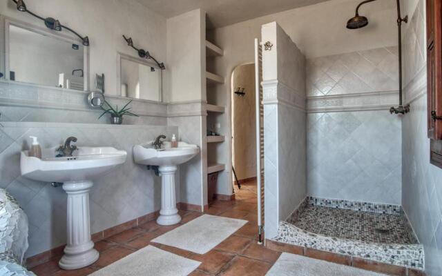 Luxury 4-bedroom villa, private pool and outhouse