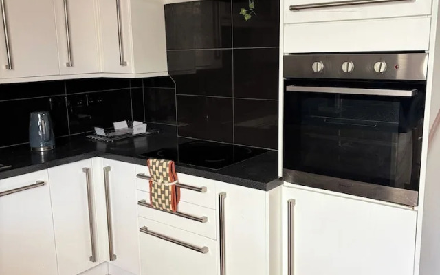 Modern 3 Bed/free Parking/10 Mins Walk to Station