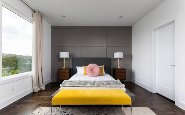 Domio Sylvan Park Modern 4BR Balcony