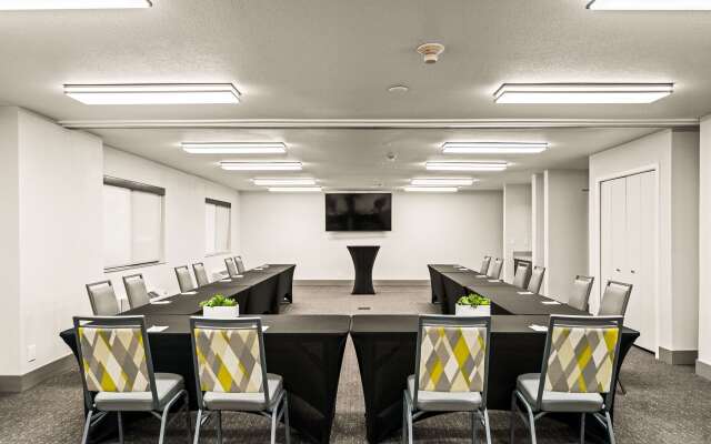 Oxford Suites Redding