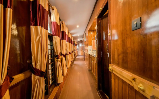 OYO 13525 HouseBoat My Trip Deluxe 3 BHK Private