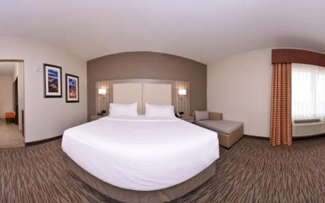 Holiday Inn Express & Suites Williams