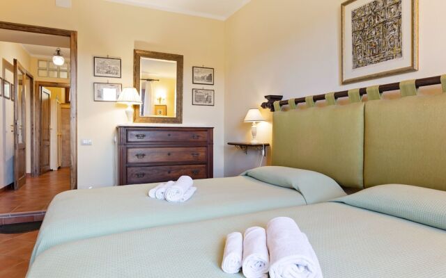Quaint Holiday Home in Siena with Hot Tub