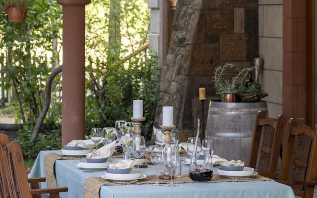 Sunolus Vineyard House