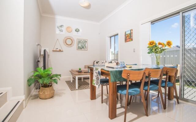 PEACEFUL 2Kingbed RootyHill Townhouse near Station