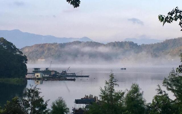 Yue Lake Backpackers